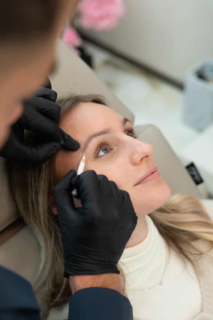 Browlift Planung mit markierten Punkten fuer ein natuerliches Ergebnis
