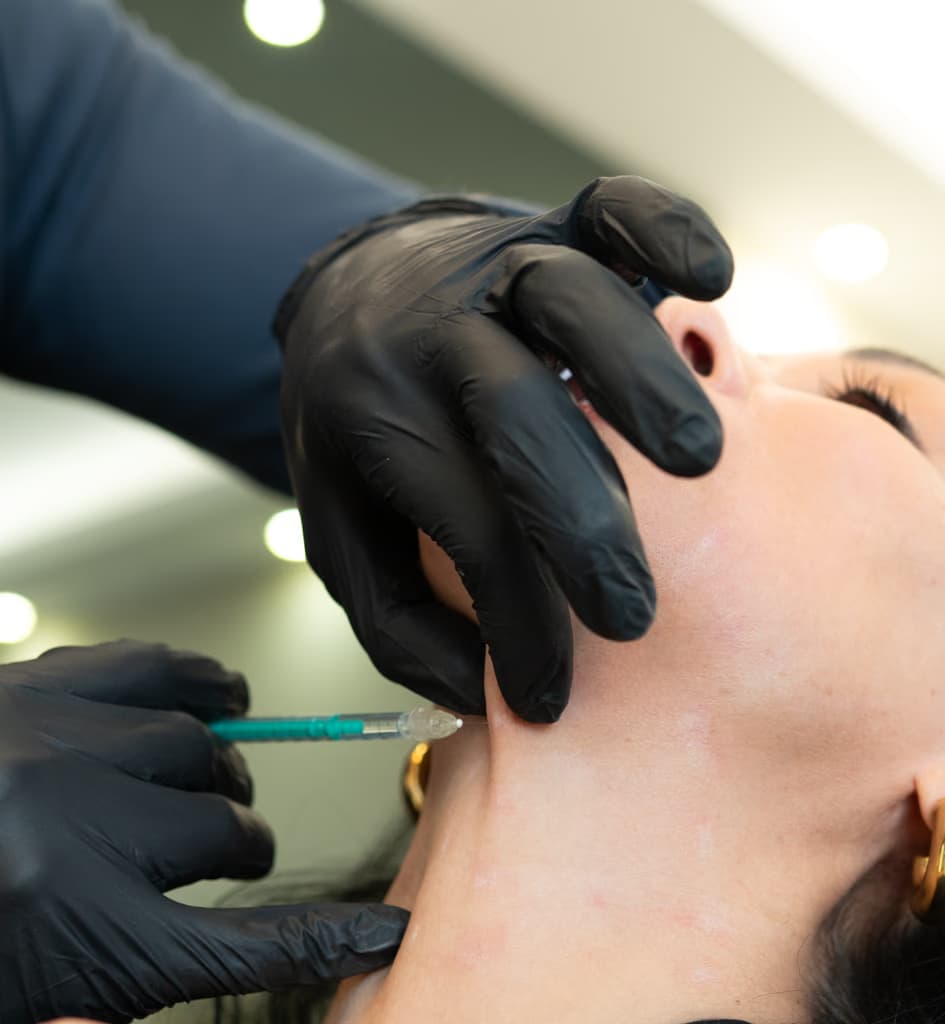 Platysma Botox® Behandlung zur Straffung von Halsbaendern und Strangen
